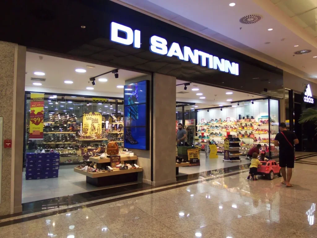 Di Santinni contratando 56 profissionais no Rio e SP