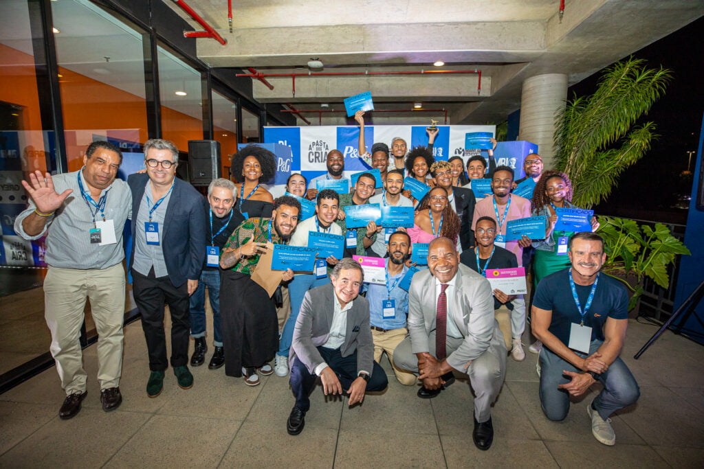 Cria da Quebrada forma primeira turma. Ao lado esquerdo Manir Fadel, Presidente & CCO, e João Caetano, Diretor Executivo de Criação, ambos da Gray Brasil. Em primeiro plano André Felicíssimo, Presidente da P&G Brasil, José Vicente, Reitor. Foto: Grey Brasil