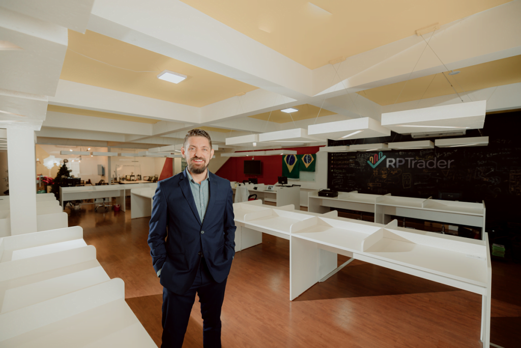 Startup mira colaboradores em situação de vulnerabilidade. Rafael Mendes, CEO da RP Trader. Foto: Divulgação