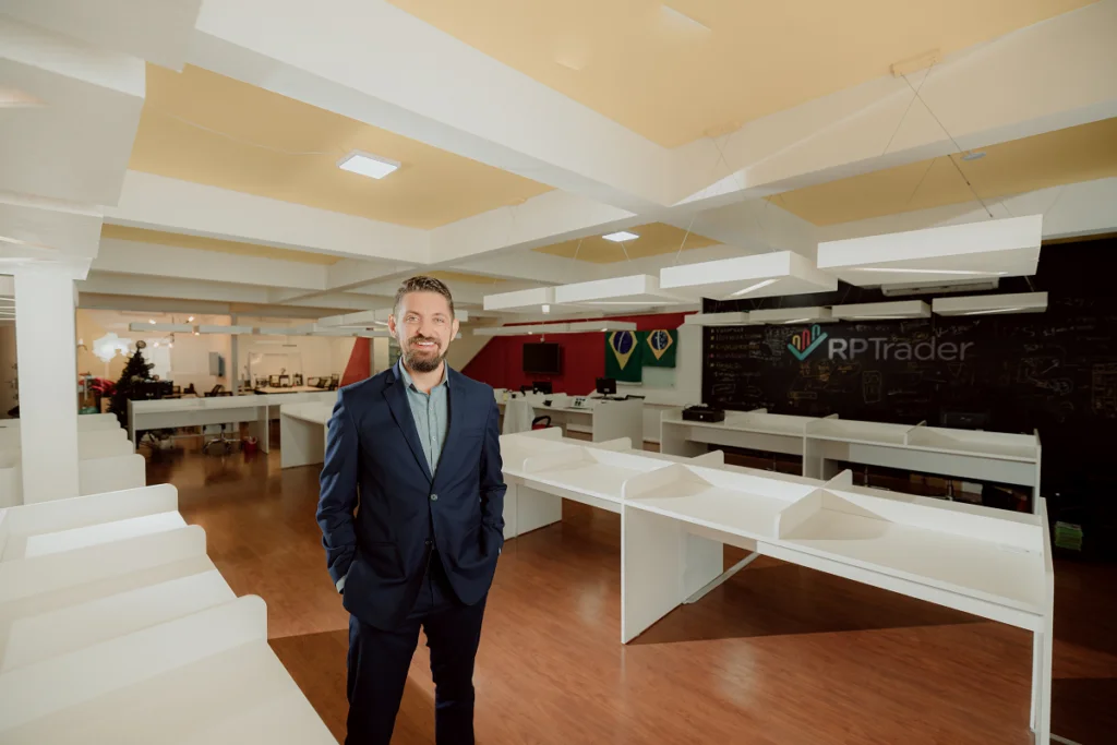 Startup mira colaboradores em situação de vulnerabilidade. Rafael Mendes, CEO da RP Trader. Foto: Divulgação