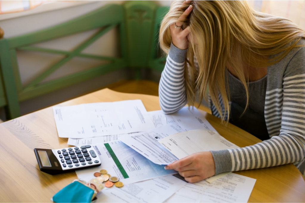 Funcionários endividados ou com preocupações financeiras produzem 15% menos, aponta pesquisa. Foto: Reprodução da Internet/Divulgação