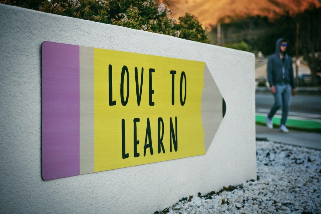 Habilidades mais importantes até 2030 love to learn pencil signage on wall near walking man