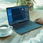Agente de Recrutamento e Assistente PMO, Vagas Remotas person using black laptop computer on brown wooden table