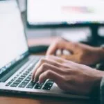 Analista de Chatbots e Desenvolvedor Frontend em vagas Home Office person using MacBook Pro