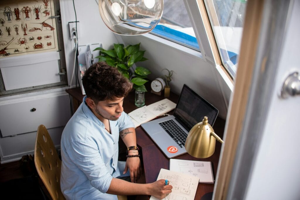 Emprego na Líder brasileira de ERP: 31 Vagas Abertas man sits while writing in front of MacBook