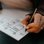 227 Vagas de Emprego Abertas person writing on white paper