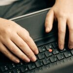 Vagas Remotas para Recursos Humanos persons hand on black computer keyboard