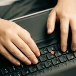 Vagas Remotas para Recursos Humanos persons hand on black computer keyboard