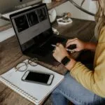 11 Vagas de emprego no Bancorbrás person in blue denim jeans using macbook pro