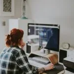 Vagas de Emprego na Quality Digital woman browsing on the internet