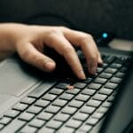 Unyleya anuncia vagas remotas person using black and gray laptop computer